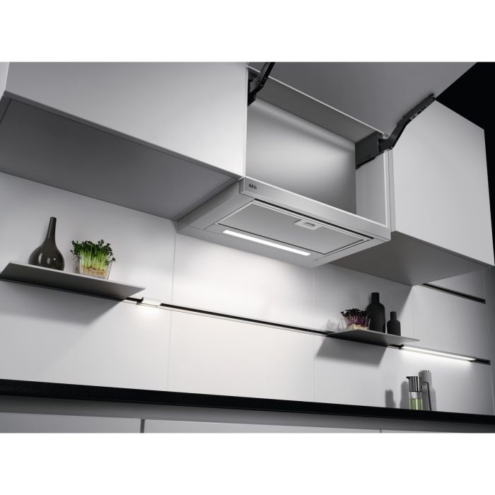 AEG DPE5660M, вграден в кухненски шкаф с отворена врата и включено осветление
