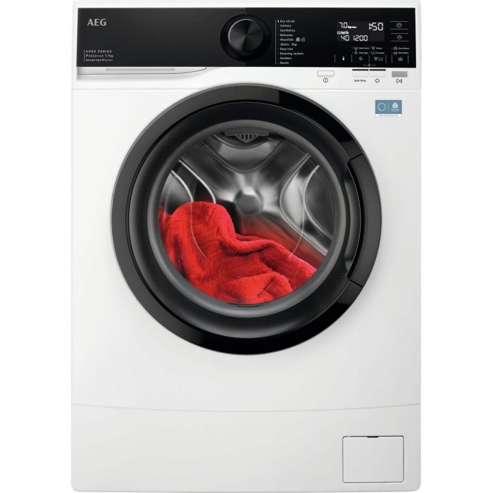 Слим пералня AEG L6SE27DE отпред с бял корпус, черен панел и червена дреха в барабана