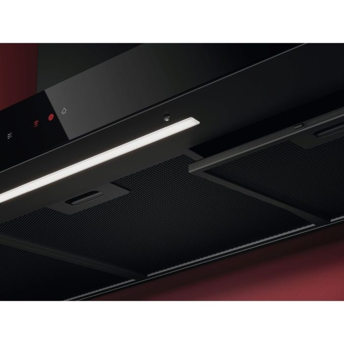 част на AEG NDB6791HB с включено LED осветление и частично изваден филтър за мазнини