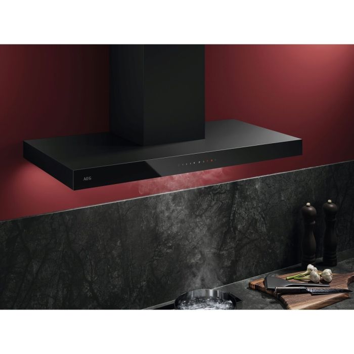 AEG NDB6791HB над готварски плот с издигаща се пара в кухня с бордо стена