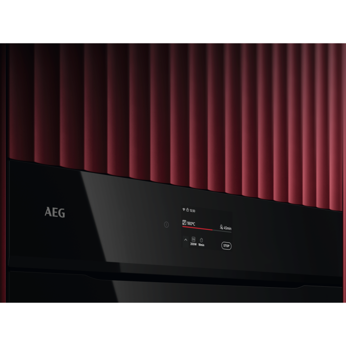 Близък изглед на сензорния дисплей на AEG NKM7N721B в черен панел