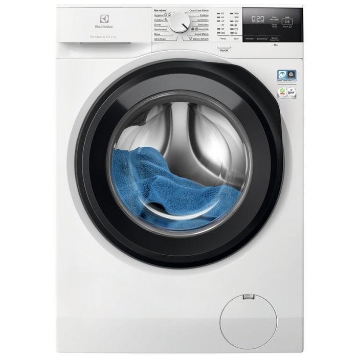 Бяла пералня Electrolux EW7F2482E отпред с тъмен люк и синя кърпа в барабана