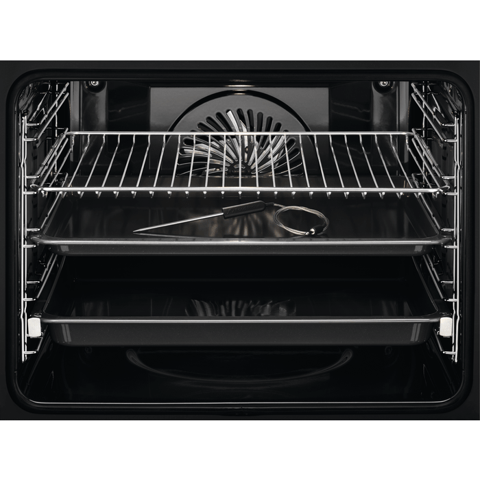 Вътрешност на фурна Electrolux с решетка, две тави и термосонда