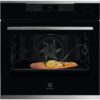 Фурна Electrolux KOBBS39WX отпред с иноксови детайли и сьомга с термосонда зад стъклото