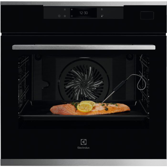 Фурна Electrolux KOBBS39WX отпред с иноксови детайли и сьомга с термосонда зад стъклото