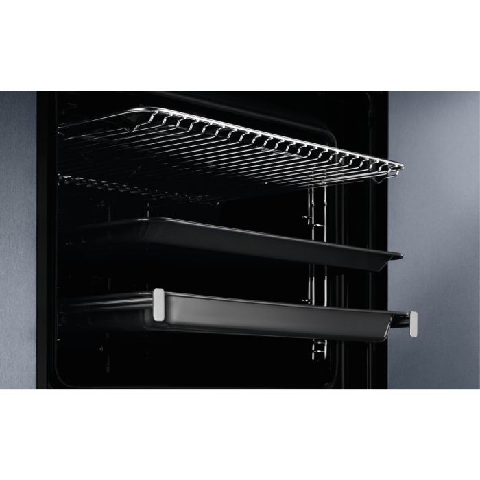 Вътрешност на Electrolux KOBBS39WX с решетка, тави и изтеглени телескопични водачи