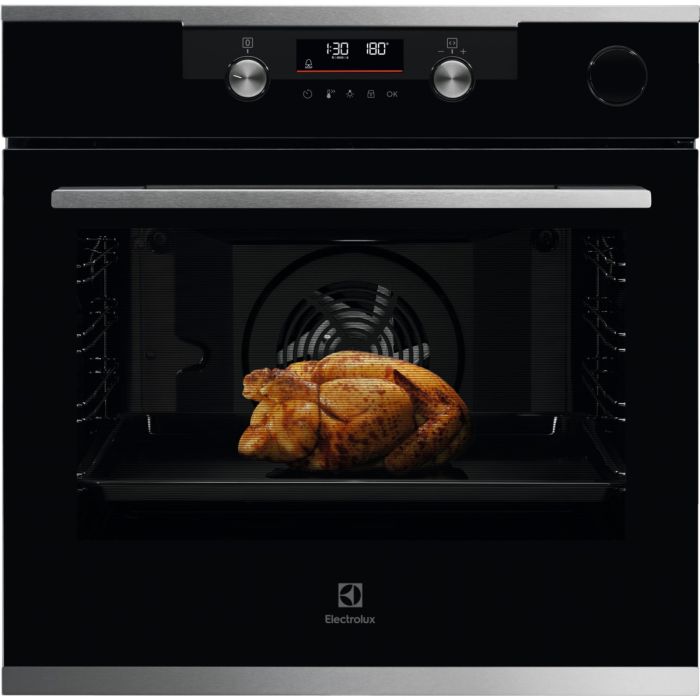 Фронтален изглед на Electrolux KOCDH76X с цяло пиле в тава зад затворената стъклена врата