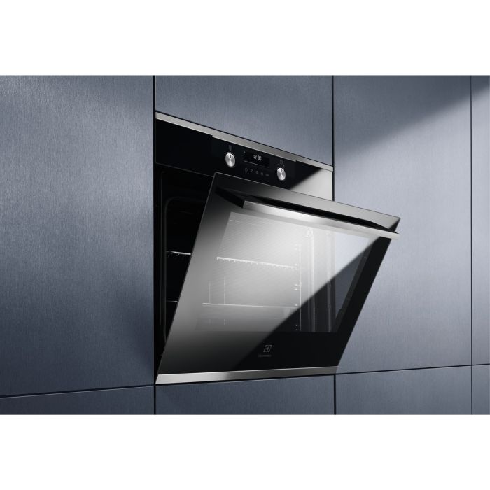 Фурна Electrolux KOCDH76X, вградена в тъмни кухненски шкафове, с частично отворена врата
