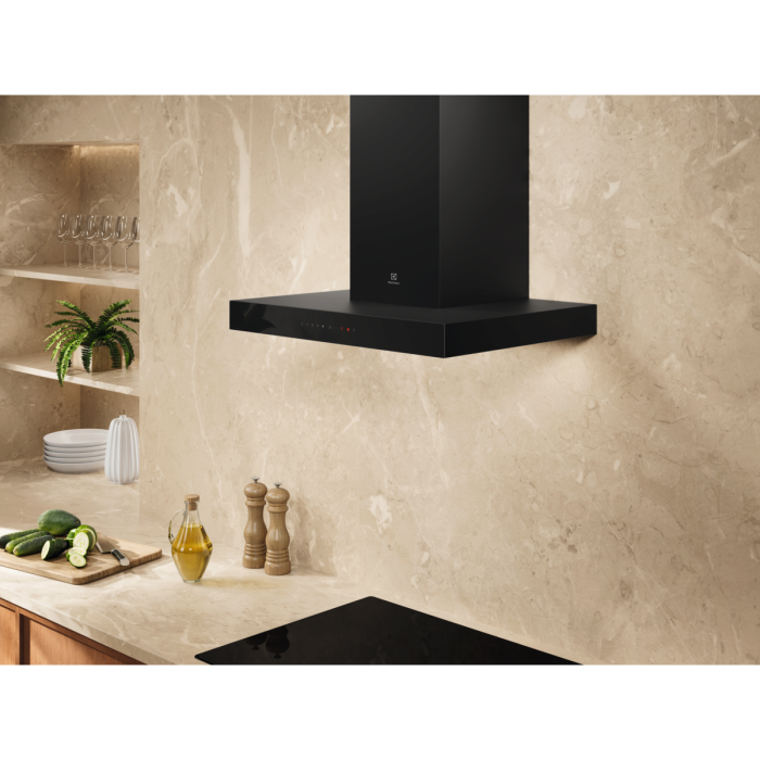 Electrolux LFT816K над черен готварски плот в кухня с бежов каменен гръб