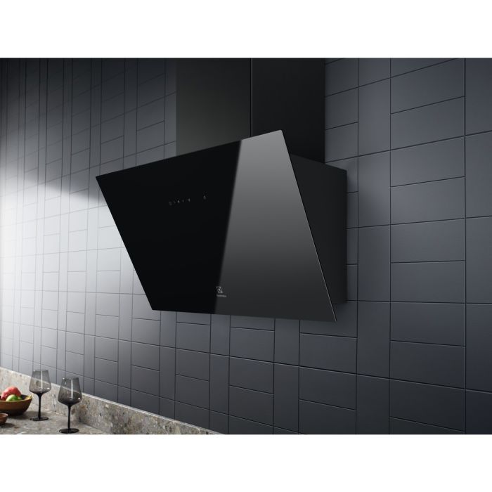 Electrolux LFV436K, монтиран на стена с тъмни геометрични плочки над кухненски плот