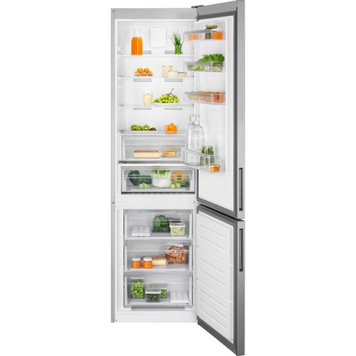Electrolux LNT5ME36U1 с отворени врати, рафтове с продукти и три фризерни чекмеджета